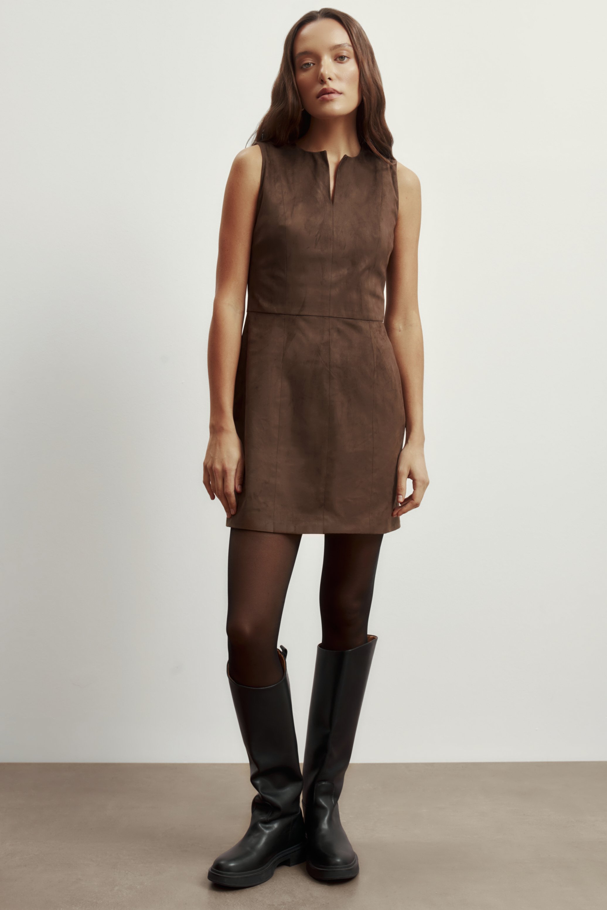 Платье из бархатистой экозамши